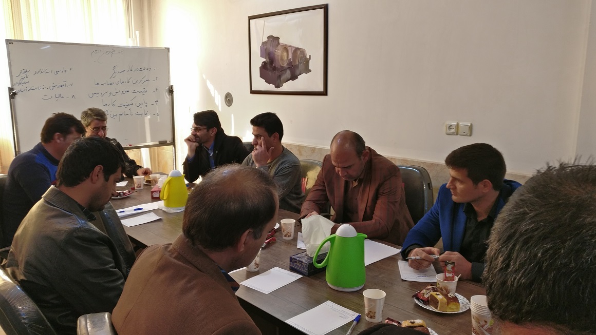  جلسه گردهمایی فصلی مدیران صنعت آسانسور و پله برقی استان قم-زمستان 96