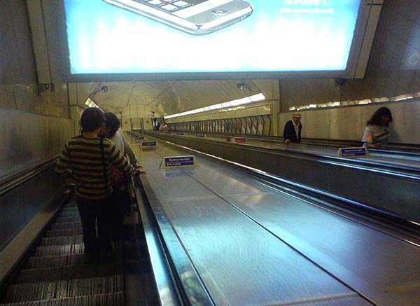 پله برقی ایستگاه متروی انجل لندن